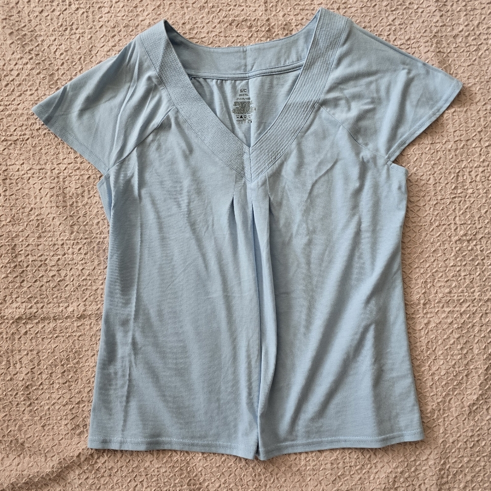 Women's Light Blue V-neck Short Reglan Sleeve Top size S/C